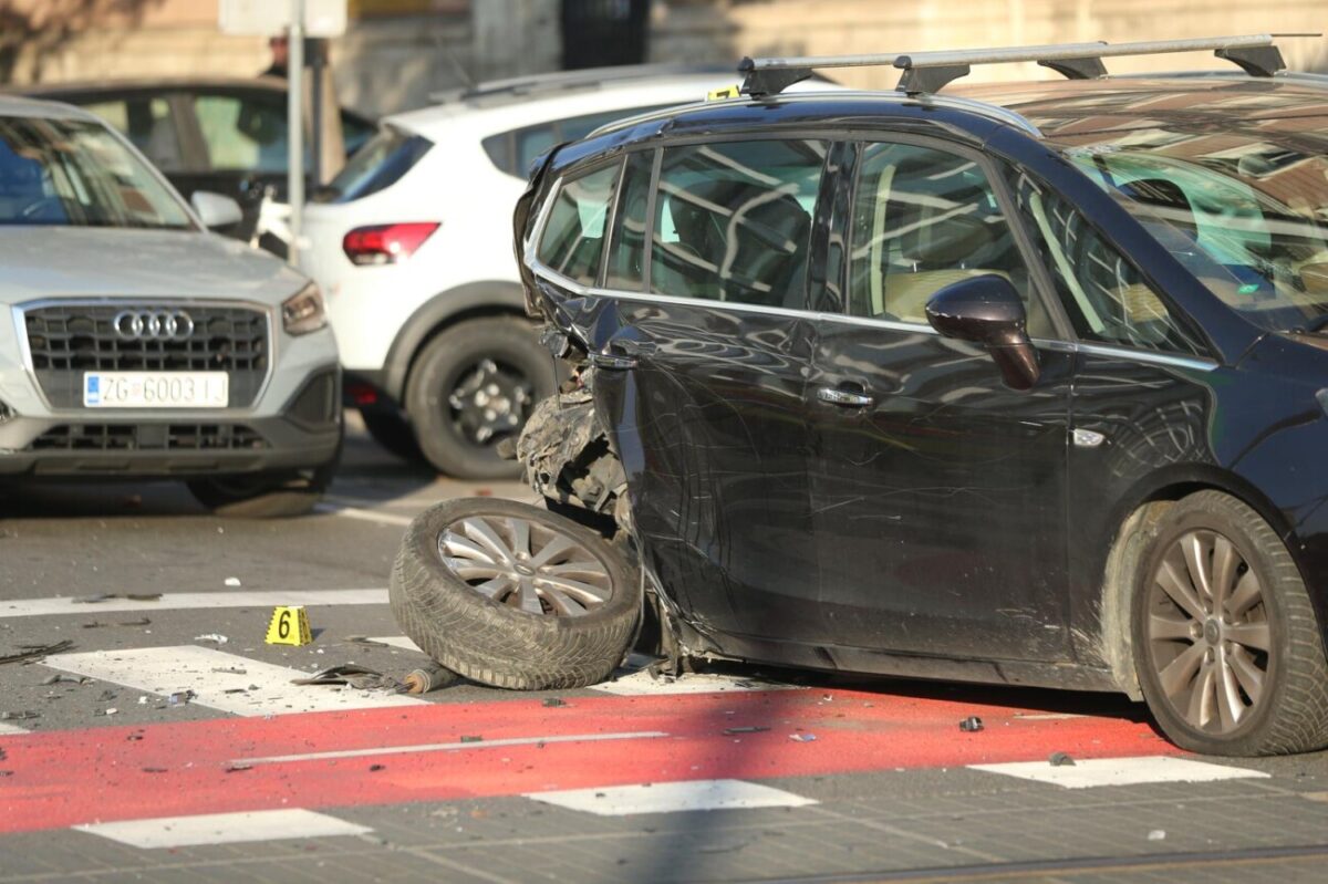 Zagreb: U prometnoj nesreći sudjelovala tri automobila, jedna osoba ozlijeđena