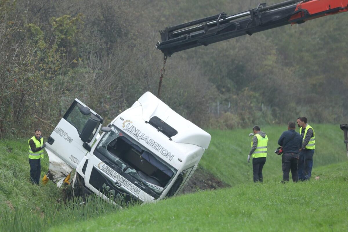 Vozač kamiona poginuo pri slijetanju s autoceste A3 kod čvora Križ