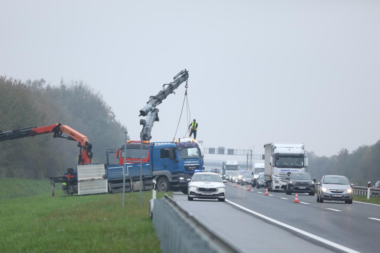 Vozač kamiona poginuo pri slijetanju s autoceste A3 kod čvora Križ Vozač kamiona poginuo pri slijetanju s autoceste A3 kod čvora Križ