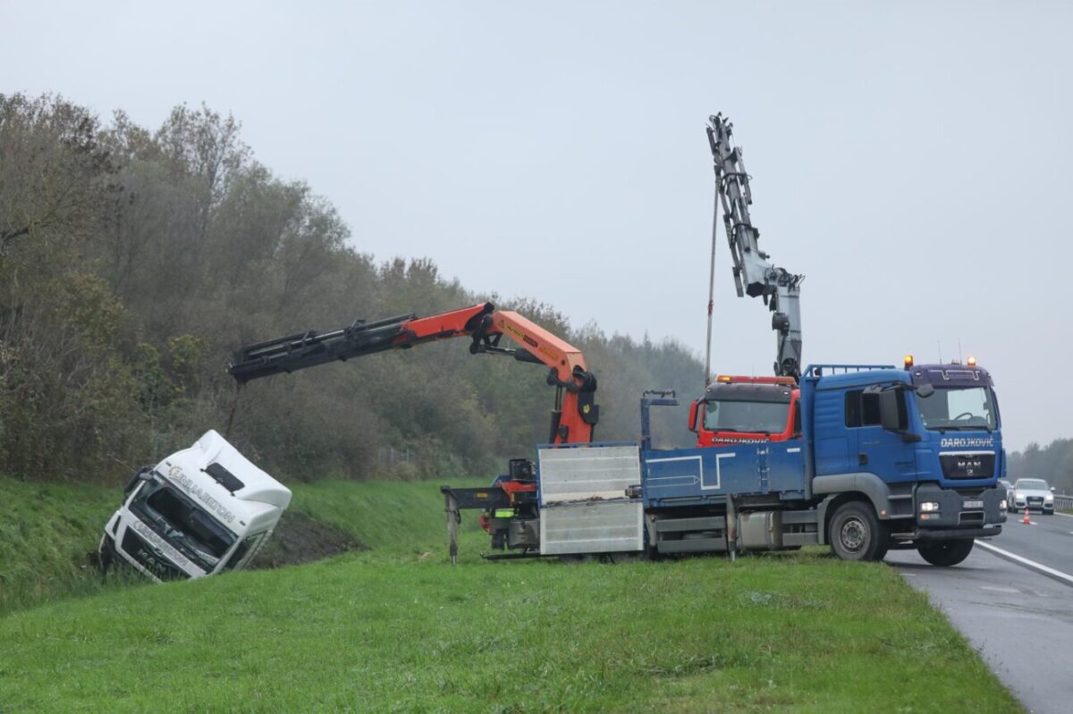 Vozač kamiona poginuo pri slijetanju s autoceste A3 kod čvora Križ