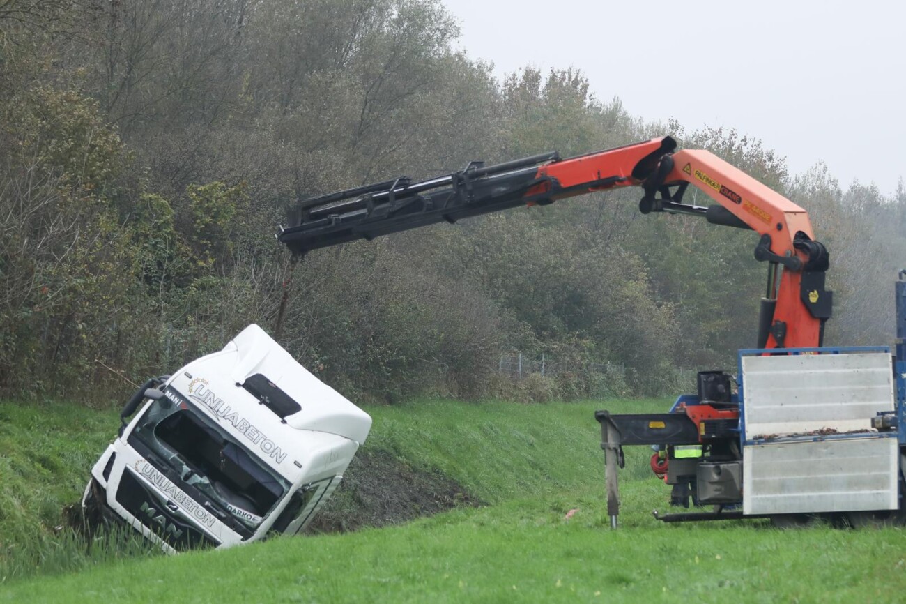 Vozač kamiona poginuo pri slijetanju s autoceste A3 kod čvora Križ Vozač kamiona poginuo pri slijetanju s autoceste A3 kod čvora Križ