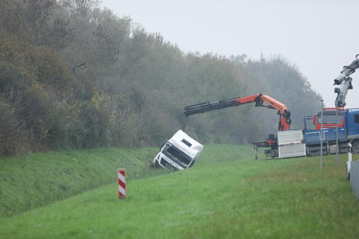 Vozač kamiona poginuo pri slijetanju s autoceste A3 kod čvora Križ