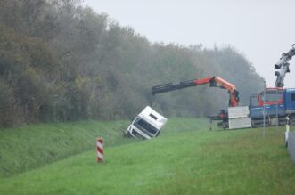 Vozač kamiona poginuo pri slijetanju s autoceste A3 kod čvora Križ