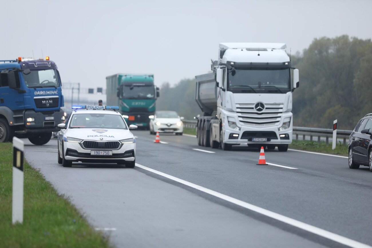 Vozač kamiona poginuo pri slijetanju s autoceste A3 kod čvora Križ Vozač kamiona poginuo pri slijetanju s autoceste A3 kod čvora Križ