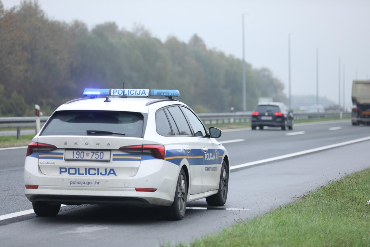 Vozač kamiona poginuo pri slijetanju s autoceste A3 kod čvora Križ Vozač kamiona poginuo pri slijetanju s autoceste A3 kod čvora Križ