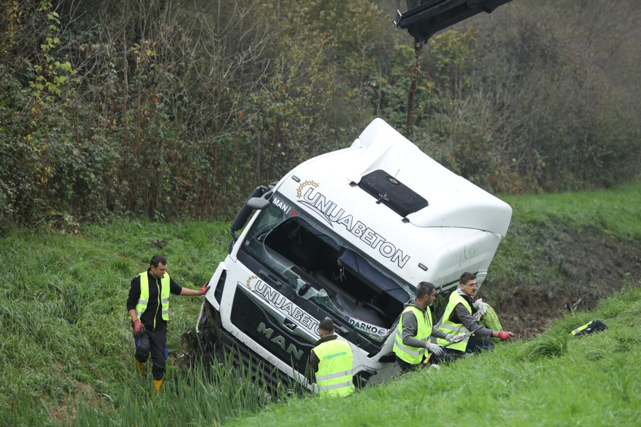 Vozač kamiona poginuo pri slijetanju s autoceste A3 kod čvora Križ Vozač kamiona poginuo pri slijetanju s autoceste A3 kod čvora Križ