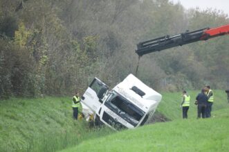 Vozač kamiona poginuo pri slijetanju s autoceste A3 kod čvora Križ