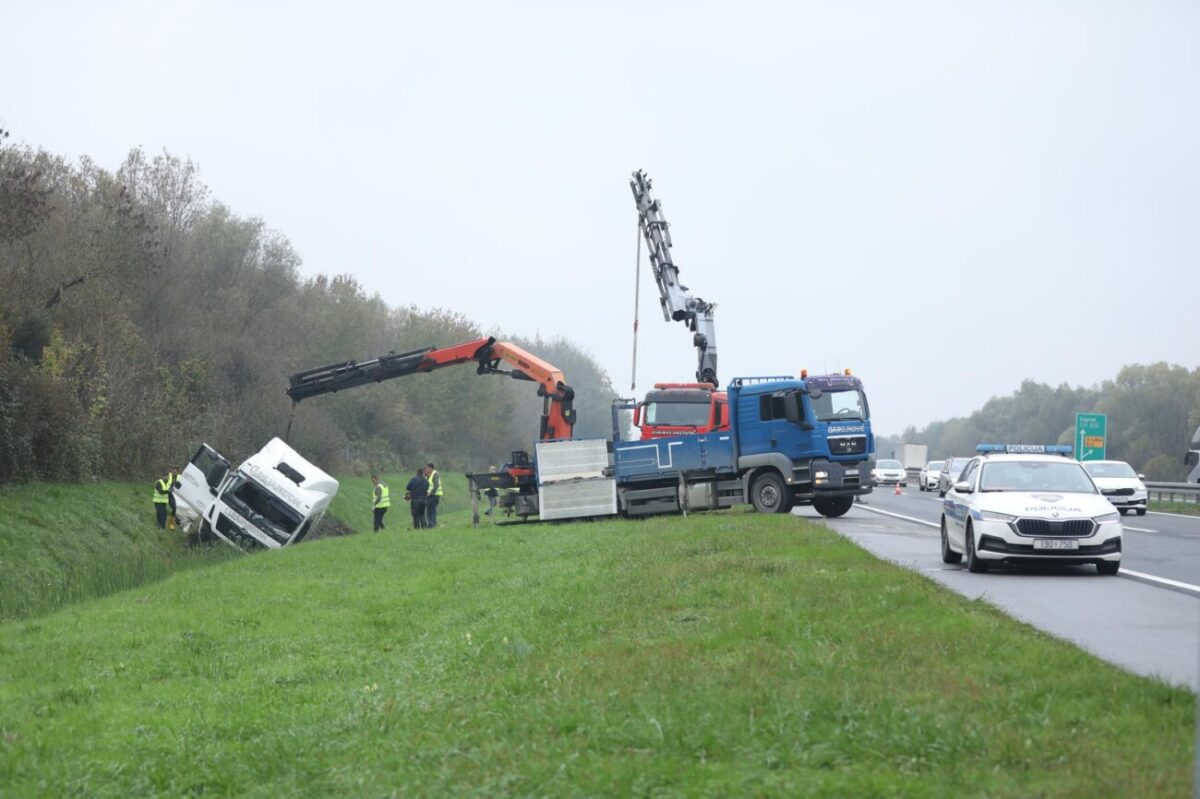 Vozač kamiona poginuo pri slijetanju s autoceste A3 kod čvora Križ