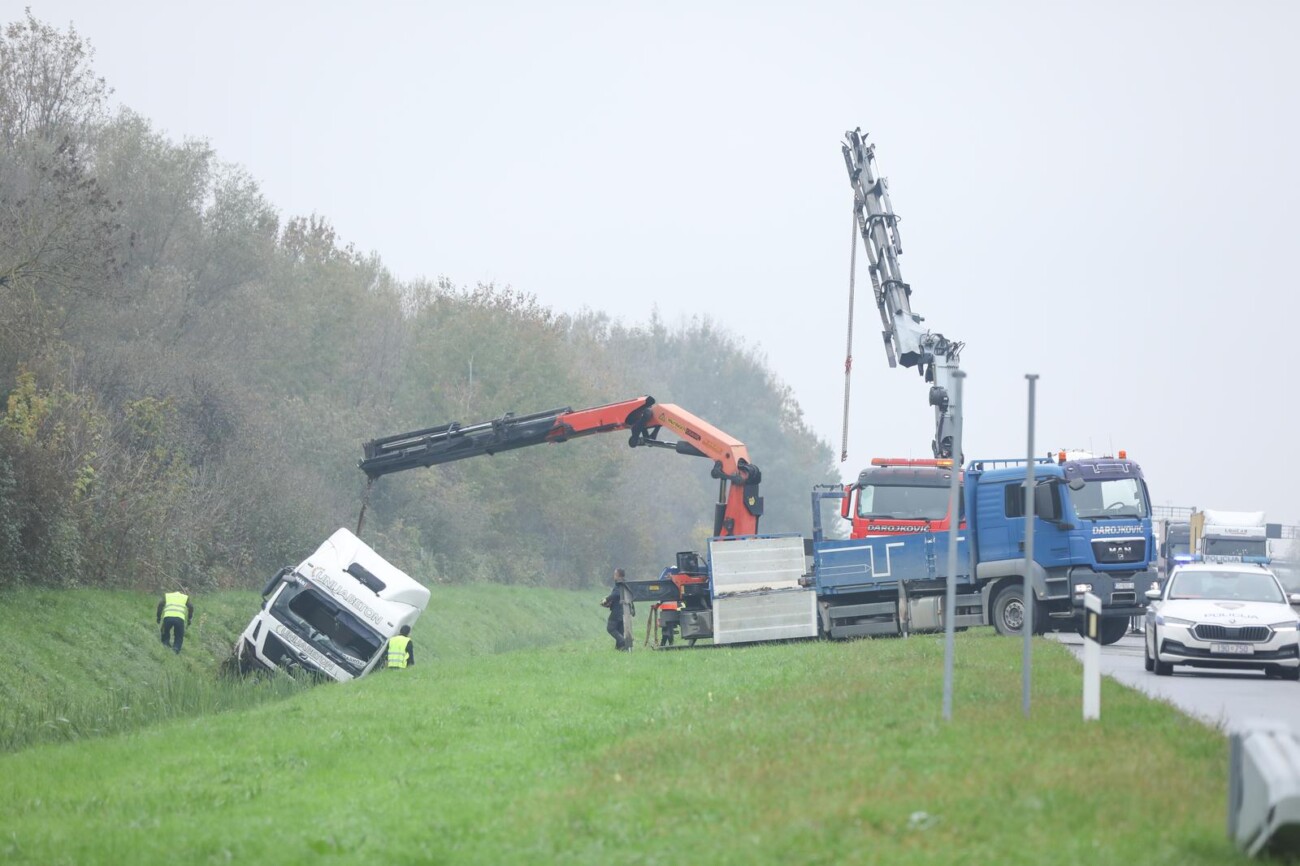 Vozač kamiona poginuo pri slijetanju s autoceste A3 kod čvora Križ Vozač kamiona poginuo pri slijetanju s autoceste A3 kod čvora Križ