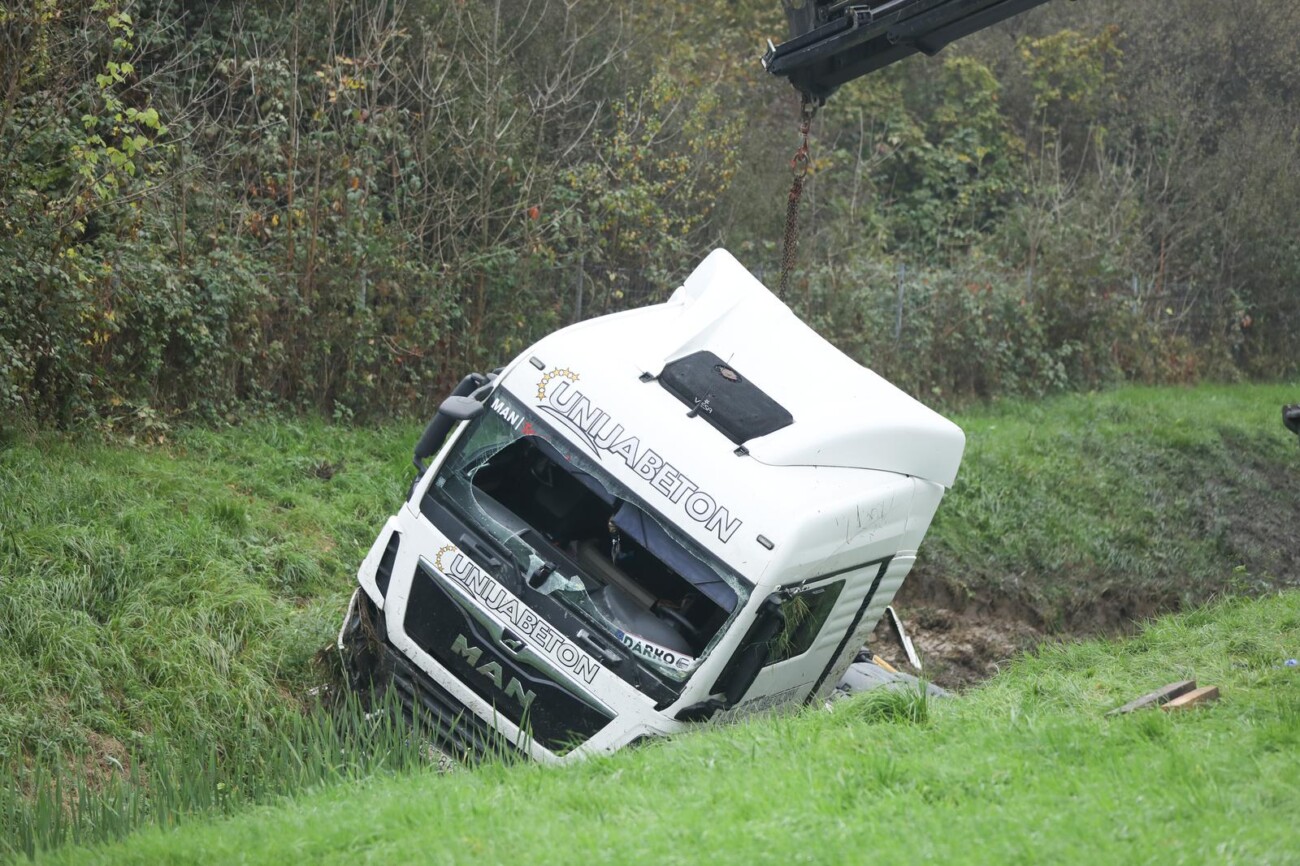 Vozač kamiona poginuo pri slijetanju s autoceste A3 kod čvora Križ Vozač kamiona poginuo pri slijetanju s autoceste A3 kod čvora Križ
