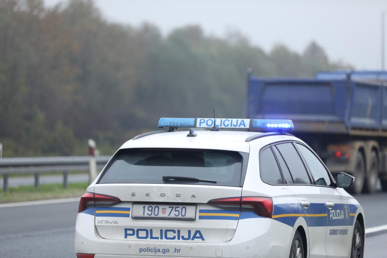 Vozač kamiona poginuo pri slijetanju s autoceste A3 kod čvora Križ Vozač kamiona poginuo pri slijetanju s autoceste A3 kod čvora Križ