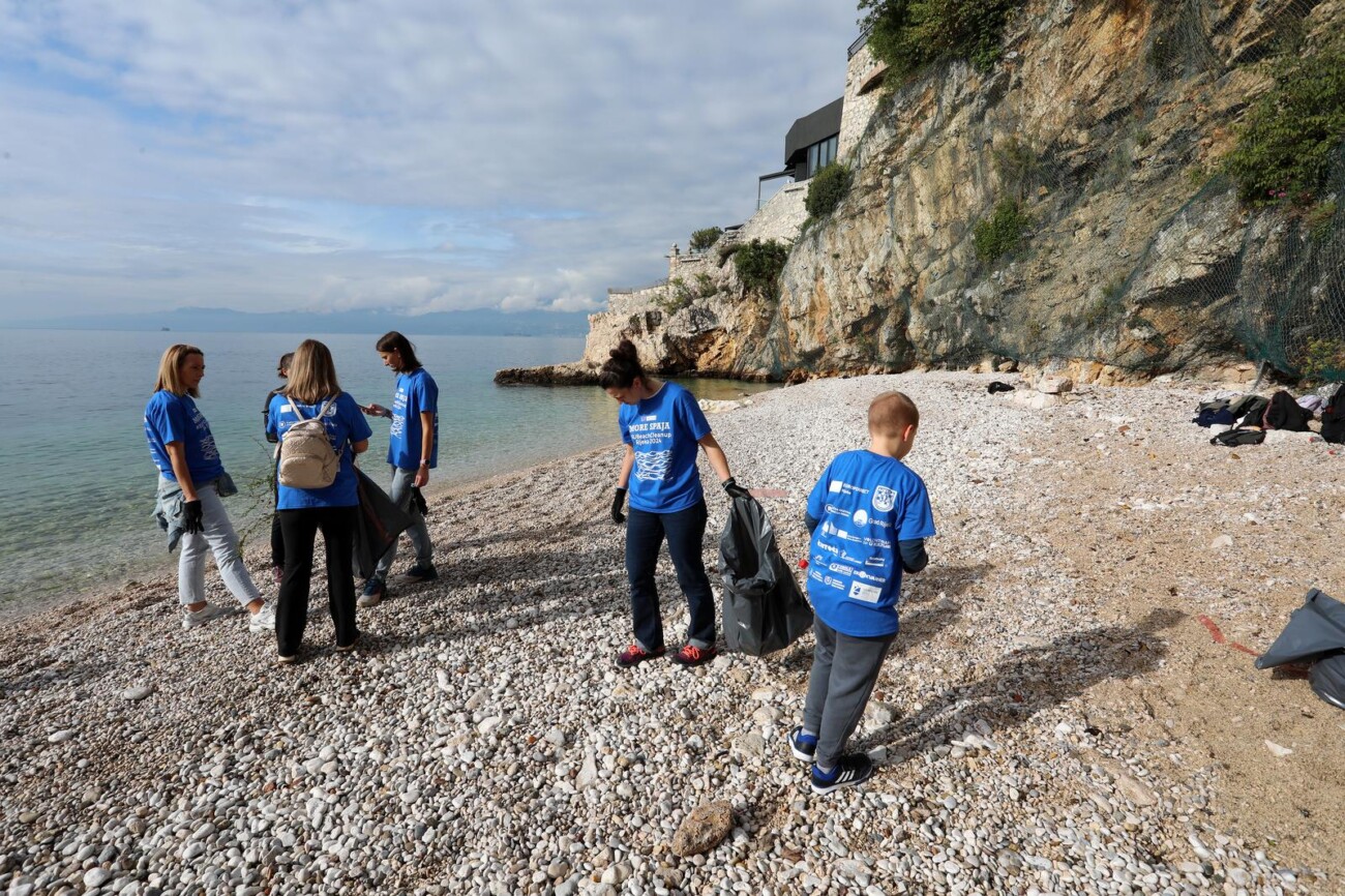 Rijeka: Učenici i profesori škole Pećine čiste plažu Sablićevo Rijeka: Učenici i profesori škole Pećine čiste plažu Sablićevo