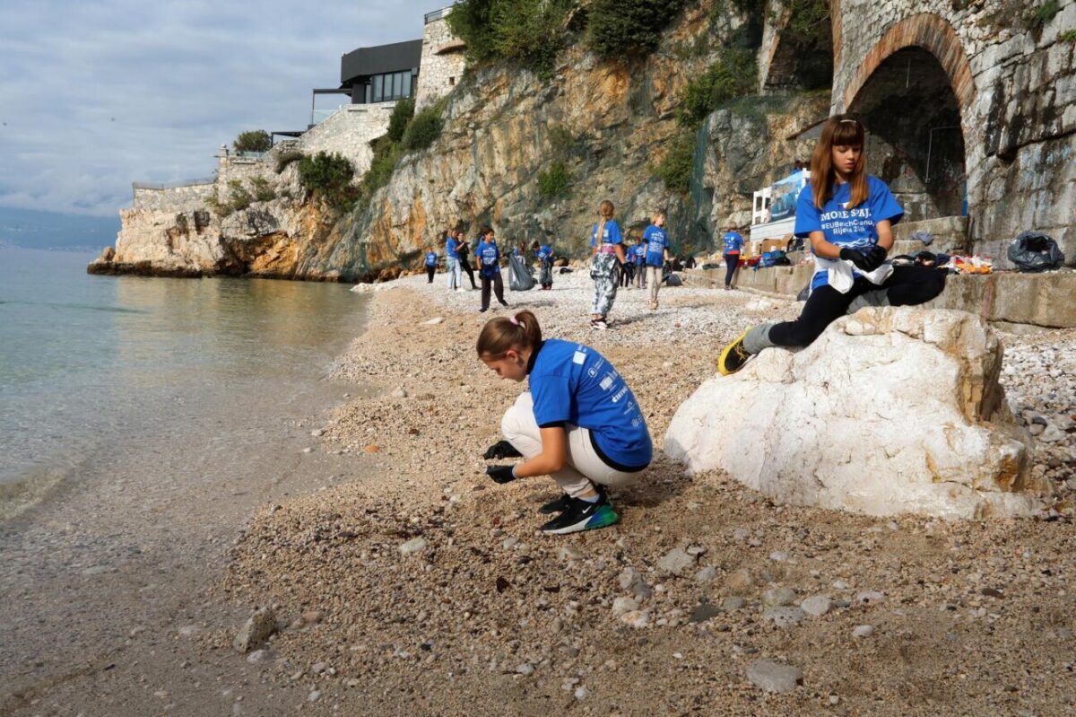 Rijeka: Učenici i profesori škole Pećine čiste plažu Sablićevo