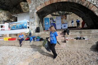 Rijeka: Učenici i profesori škole Pećine čiste plažu Sablićevo