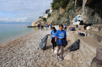 Rijeka: Učenici i profesori škole Pećine čiste plažu Sablićevo