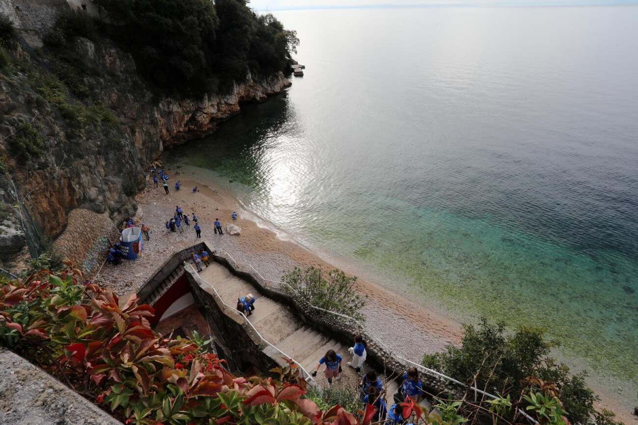 Rijeka: U?enici i profesori kole Pe?ine ?iste plau Sabli?evo Rijeka: U?enici i profesori kole Pe?ine ?iste plau Sabli?evo