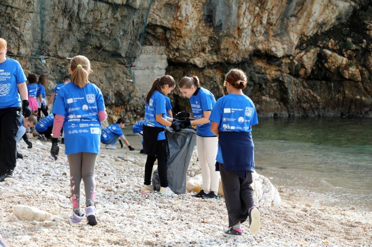 Rijeka: Učenici i profesori škole Pećine čiste plažu Sablićevo