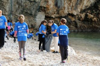 Rijeka: Učenici i profesori škole Pećine čiste plažu Sablićevo