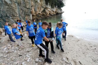 Rijeka: Učenici i profesori škole Pećine čiste plažu Sablićevo