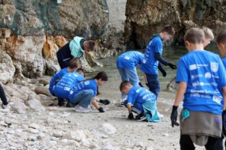 Rijeka: Učenici i profesori škole Pećine čiste plažu Sablićevo