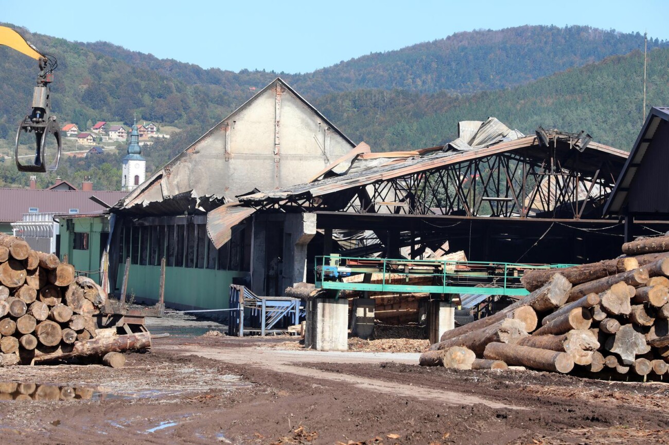 Mrkopalj: Policijski očevid u izgorjeloj pilani Mrkopalj Mrkopalj: Policijski očevid u izgorjeloj pilani Mrkopalj