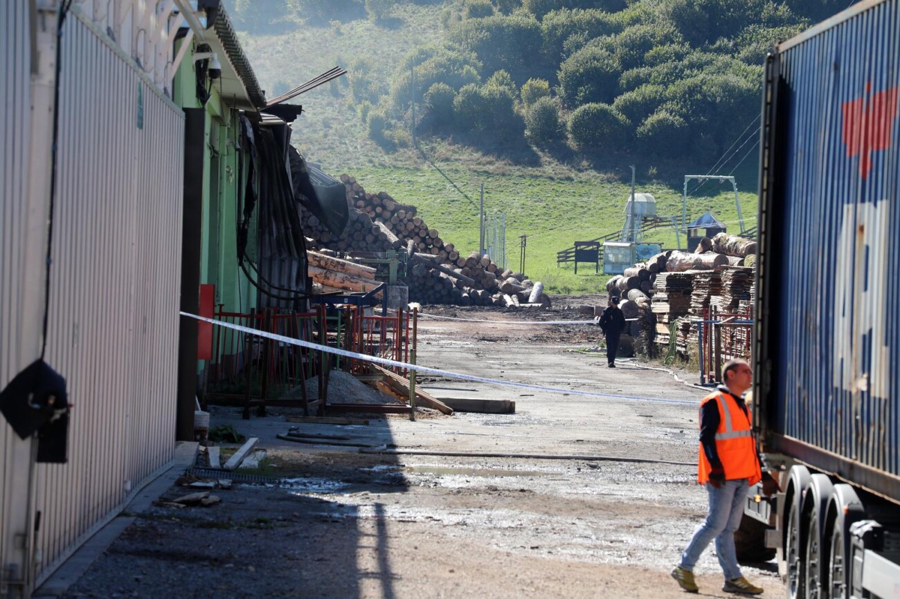 Mrkopalj: Policijski očevid u izgorjeloj pilani Mrkopalj Mrkopalj: Policijski očevid u izgorjeloj pilani Mrkopalj