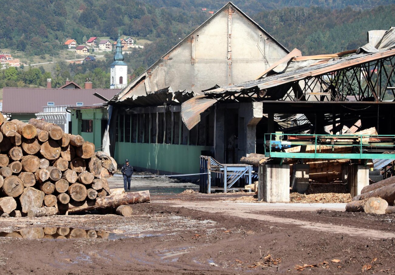 Mrkopalj: Policijski očevid u izgorjeloj pilani Mrkopalj Mrkopalj: Policijski očevid u izgorjeloj pilani Mrkopalj