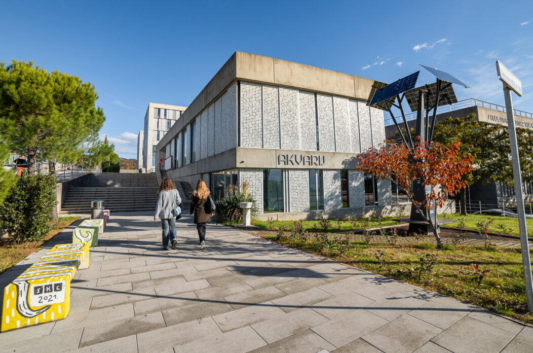 Ilustrativna trsat kampusstudenti-35