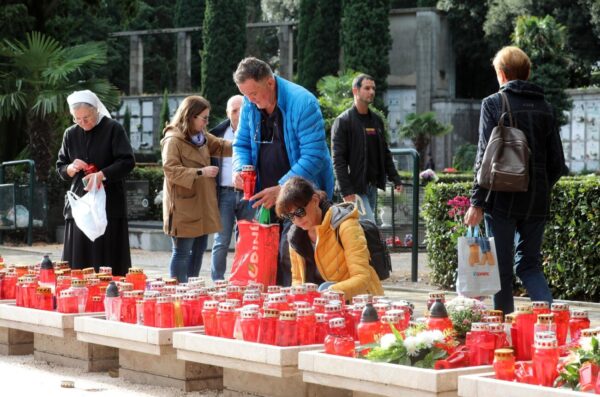 Rijeka: Građani na groblju na blagdan Svih Svetih