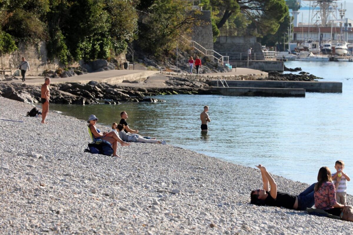 Rijeka: Građani 1. studenog uživaju na plaži Kantrida