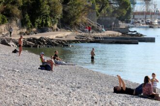 Rijeka: Građani 1. studenog uživaju na plaži Kantrida