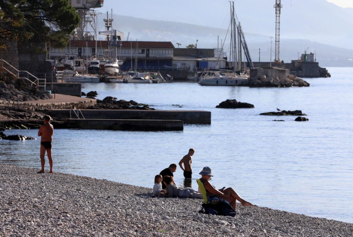 Rijeka: Građani 1. studenog uživaju na plaži Kantrida