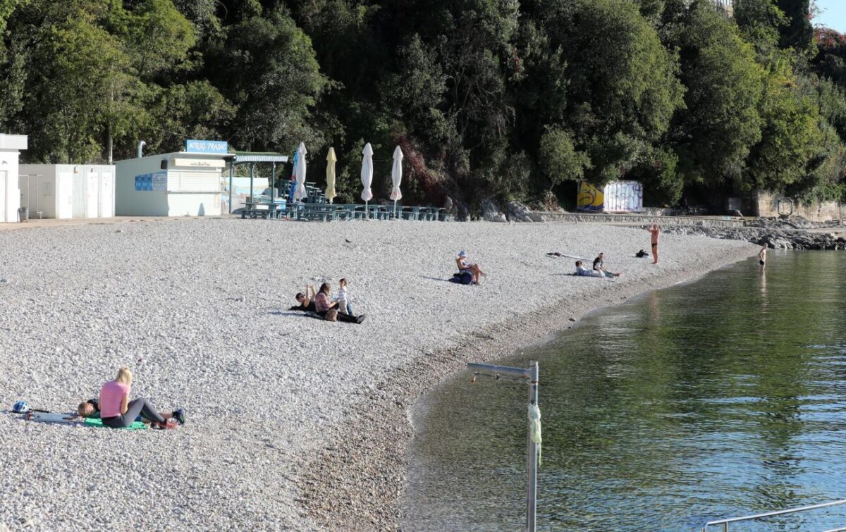 Rijeka: Građani 1. studenog uživaju na plaži Kantrida