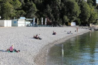 Rijeka: Građani 1. studenog uživaju na plaži Kantrida