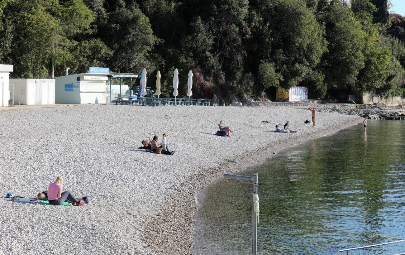 Rijeka: Građani 1. studenog uživaju na plaži Kantrida Rijeka: Građani 1. studenog uživaju na plaži Kantrida
