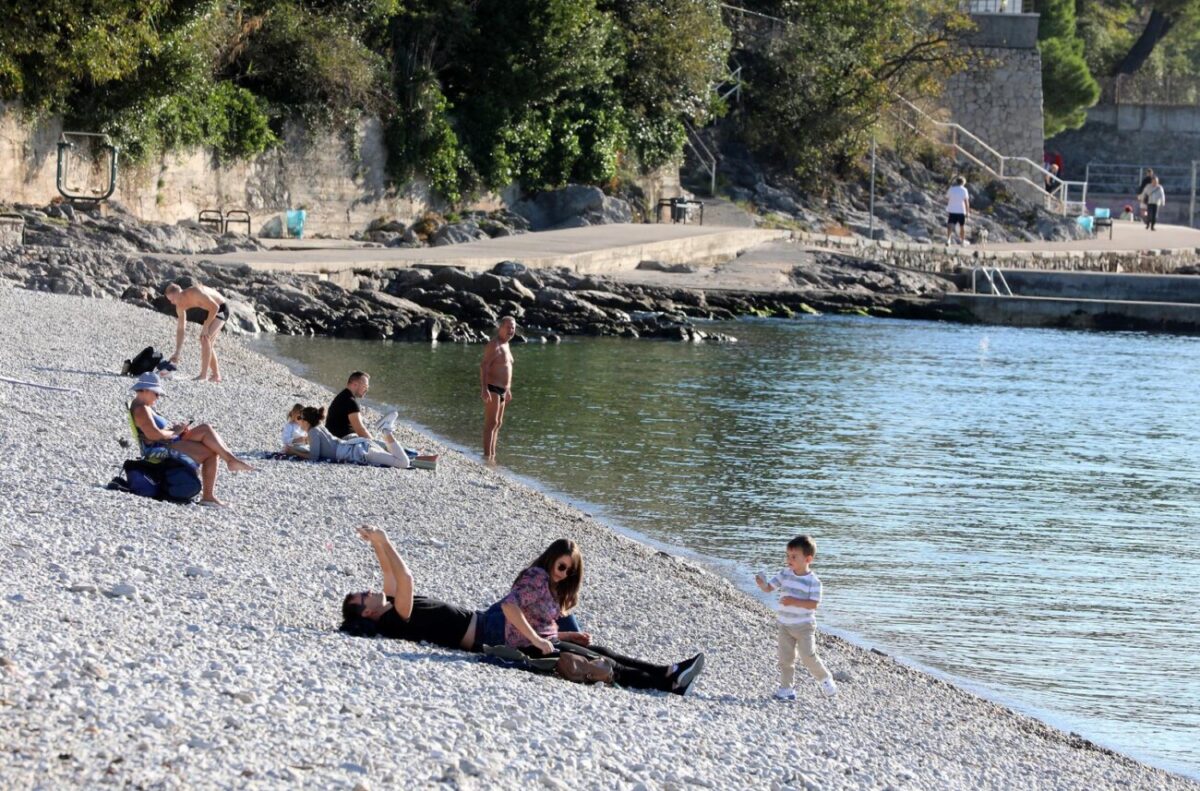 Rijeka: Građani 1. studenog uživaju na plaži Kantrida