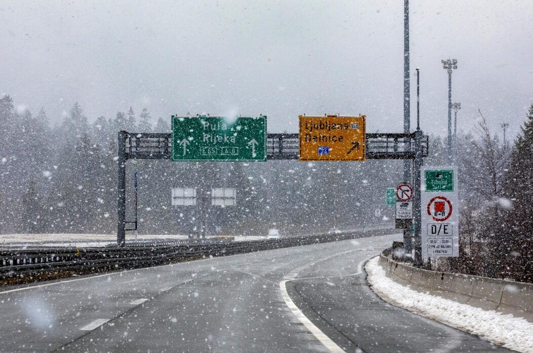 Na autocesti Rijeka – Karlovac mjestimično pada snijeg te vrijede zimski uvjeti na cestama