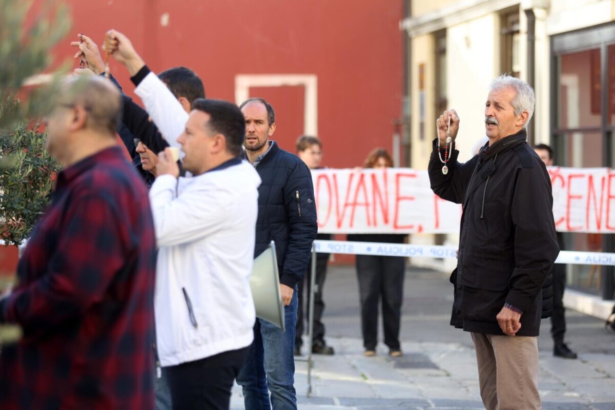 Rijeka: Muška molitva krunice ispred crkve Sv. Vida