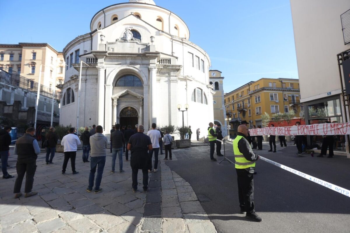 Rijeka: Muška molitva krunice ispred crkve Sv. Vida