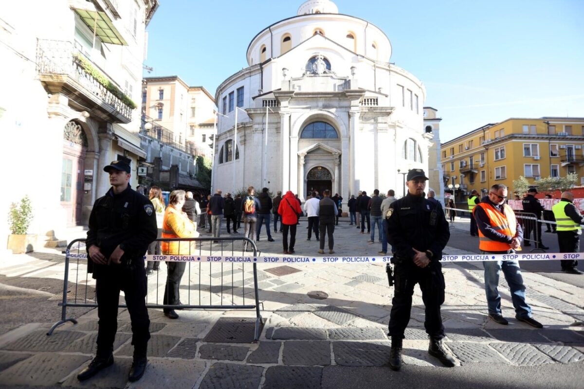 Rijeka: Muška molitva krunice ispred crkve Sv. Vida