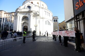 Rijeka: Muška molitva krunice ispred crkve Sv. Vida