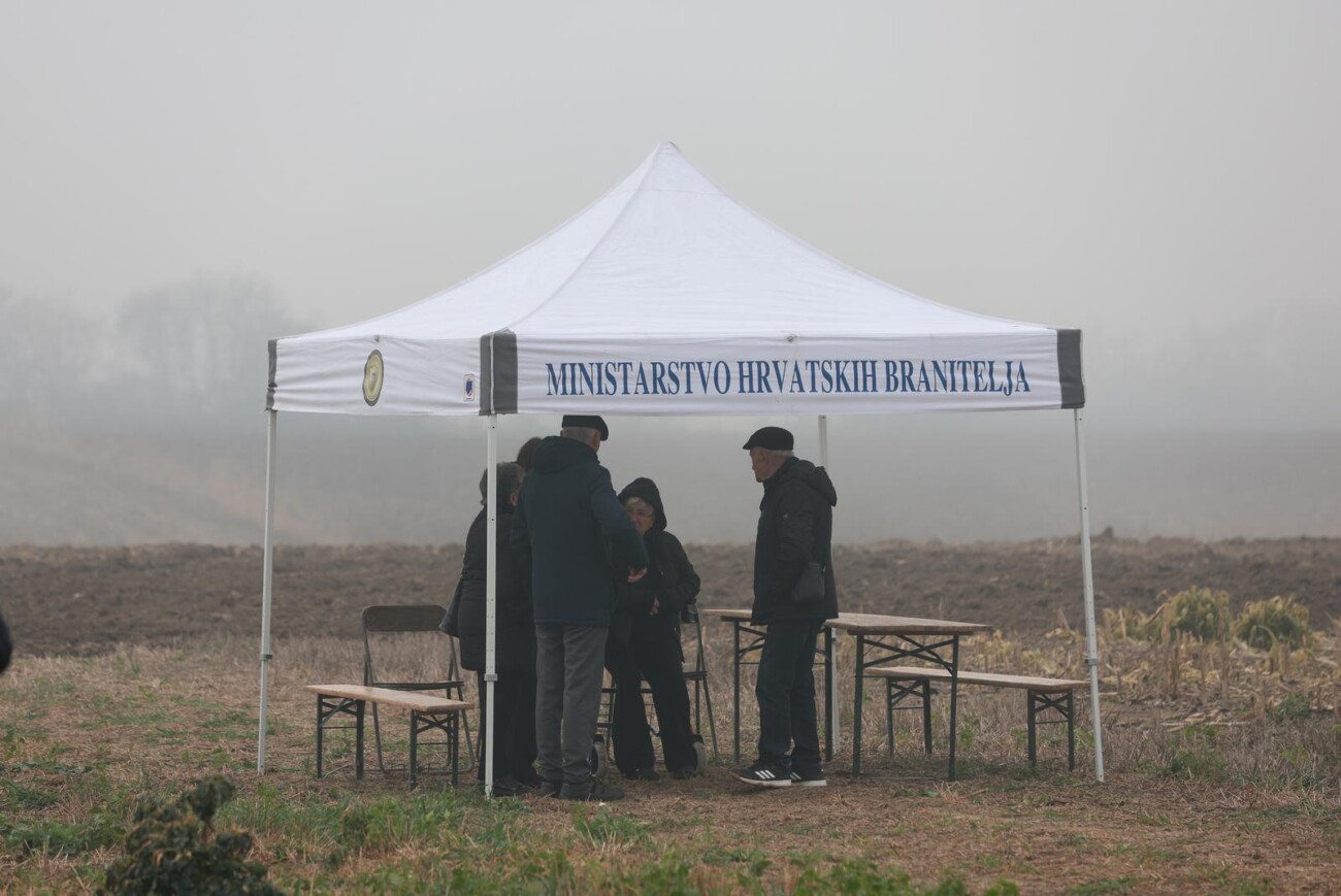 U blizini Vukovara otkrivena grobnica s posmrtnim ostatcima stradalih u Domovinskom ratu U blizini Vukovara otkrivena grobnica s posmrtnim ostatcima stradalih u Domovinskom ratu