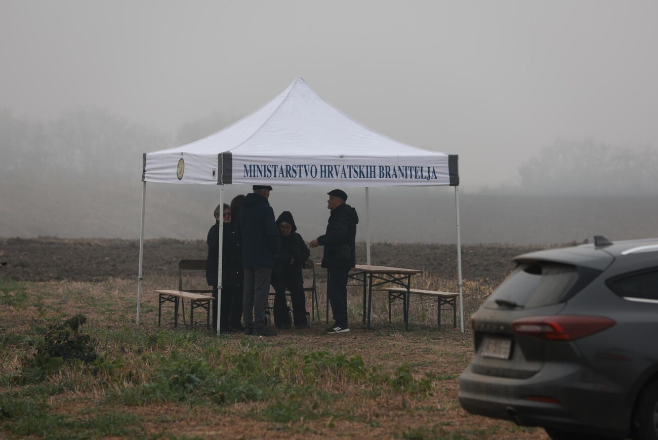 U blizini Vukovara otkrivena grobnica s posmrtnim ostatcima stradalih u Domovinskom ratu U blizini Vukovara otkrivena grobnica s posmrtnim ostatcima stradalih u Domovinskom ratu