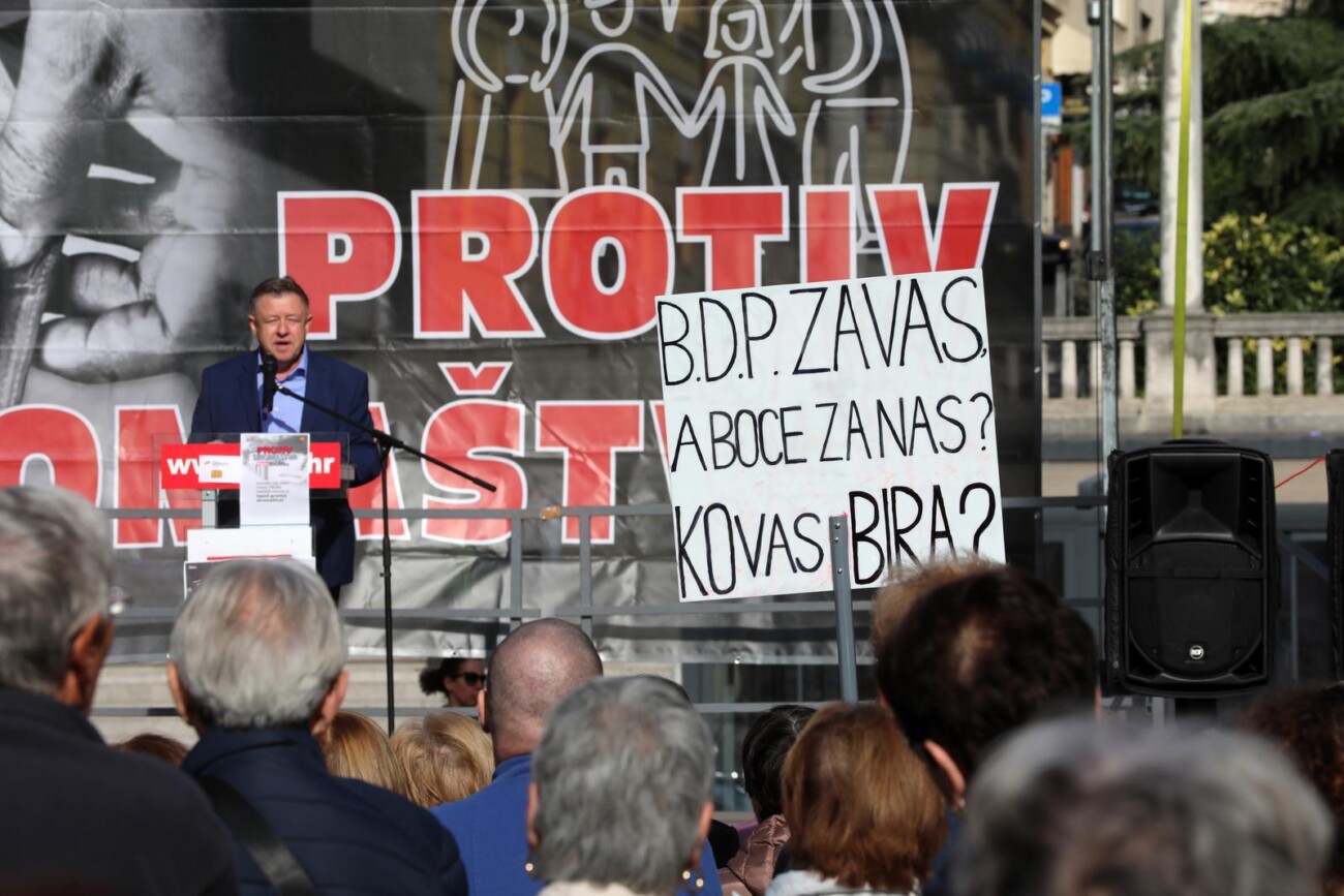 Rijeka: Prosvjed protiv siromaštva na trgu 128 brigade HV Rijeka: Prosvjed protiv siromaštva na trgu 128 brigade HV