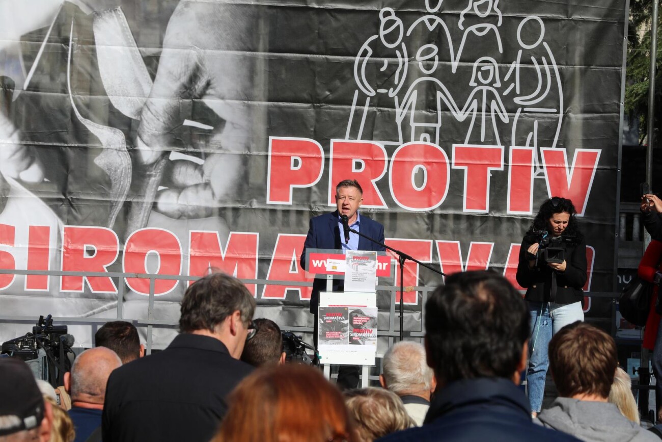 Rijeka: Prosvjed protiv siromaštva na trgu 128 brigade HV Rijeka: Prosvjed protiv siromaštva na trgu 128 brigade HV