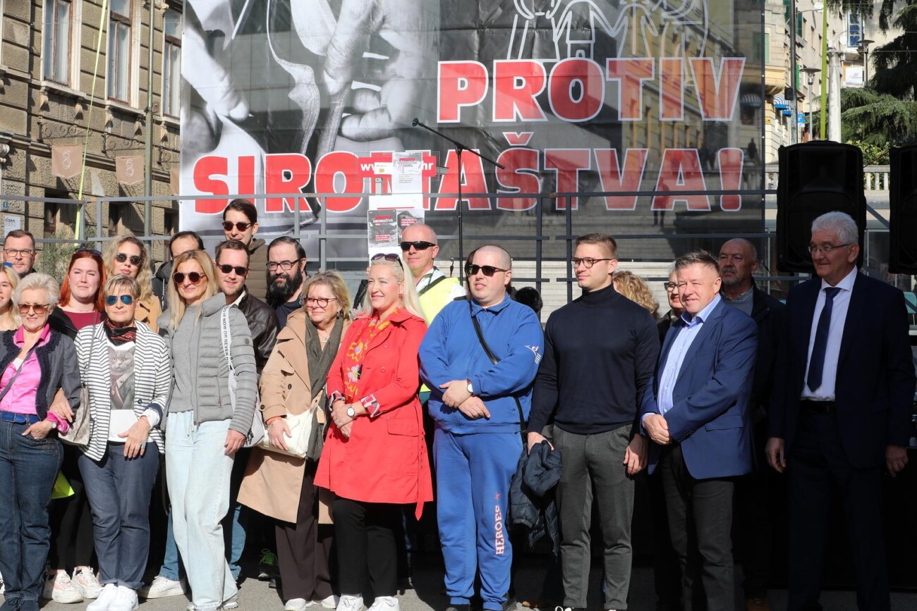 Rijeka: Prosvjed protiv siromatva na trgu 128 brigade HV Rijeka: Prosvjed protiv siromatva na trgu 128 brigade HV