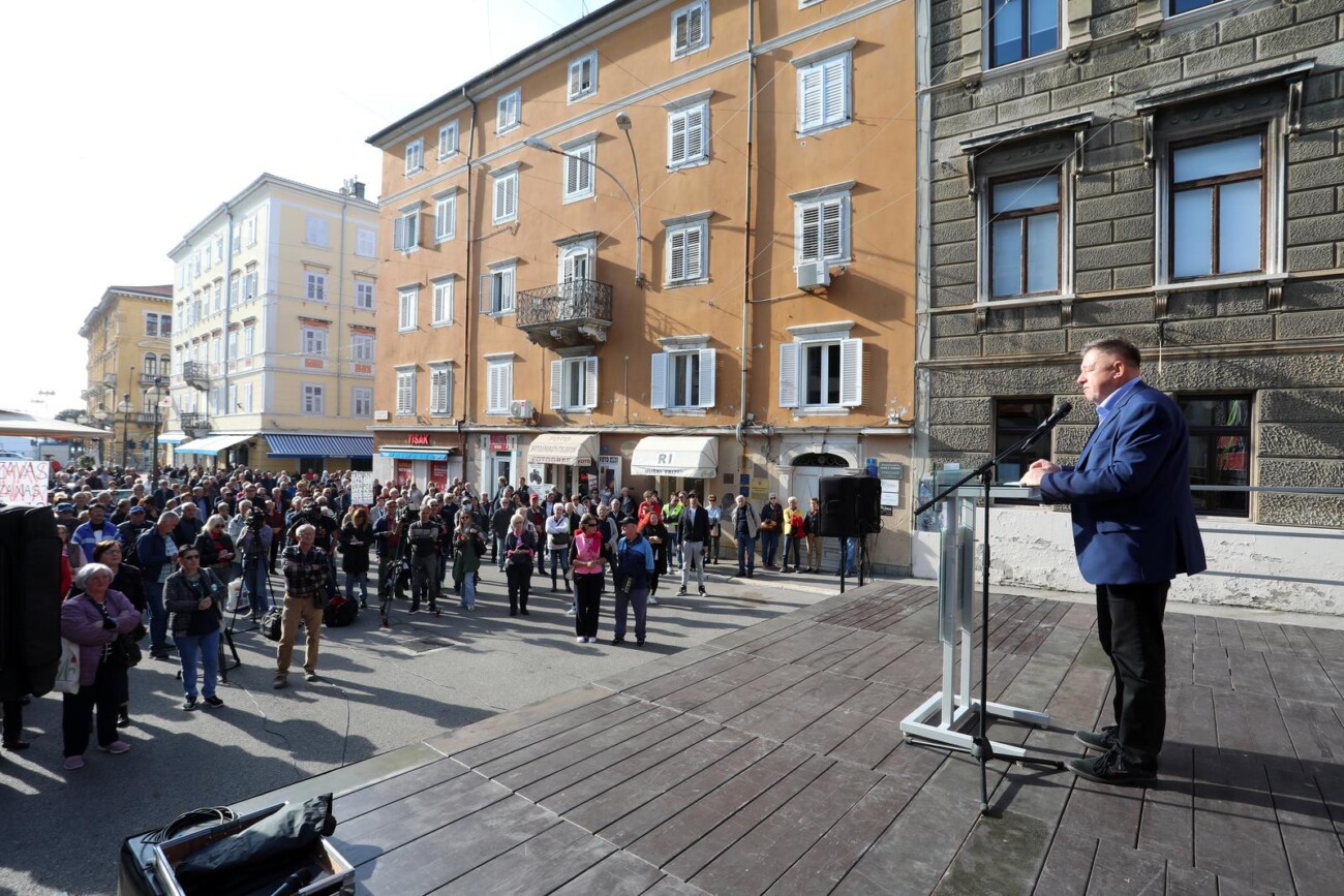 Rijeka: Prosvjed protiv siromaštva na trgu 128 brigade HV Rijeka: Prosvjed protiv siromaštva na trgu 128 brigade HV