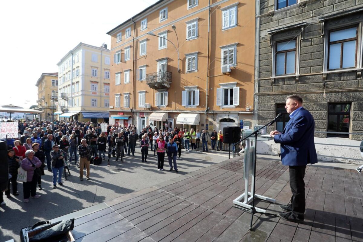 Rijeka: Prosvjed protiv siromatva na trgu 128 brigade HV