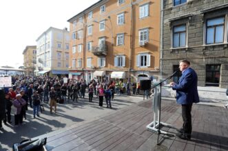 Rijeka: Prosvjed protiv siromatva na trgu 128 brigade HV