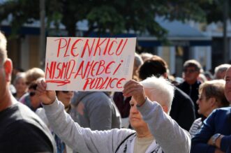 Rijeka: Prosvjed protiv siromaštva na trgu 128 brigade HV